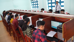 7 người bị cấm thi lái xe 3 năm vì xem tài liệu qua điện thoại lúc thi