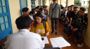 Thí sinh làm thủ tục trước khi bước vào phòng thi lý thuyết sát hạch giấy phép lái xe - Ảnh: CHẾ THÂN